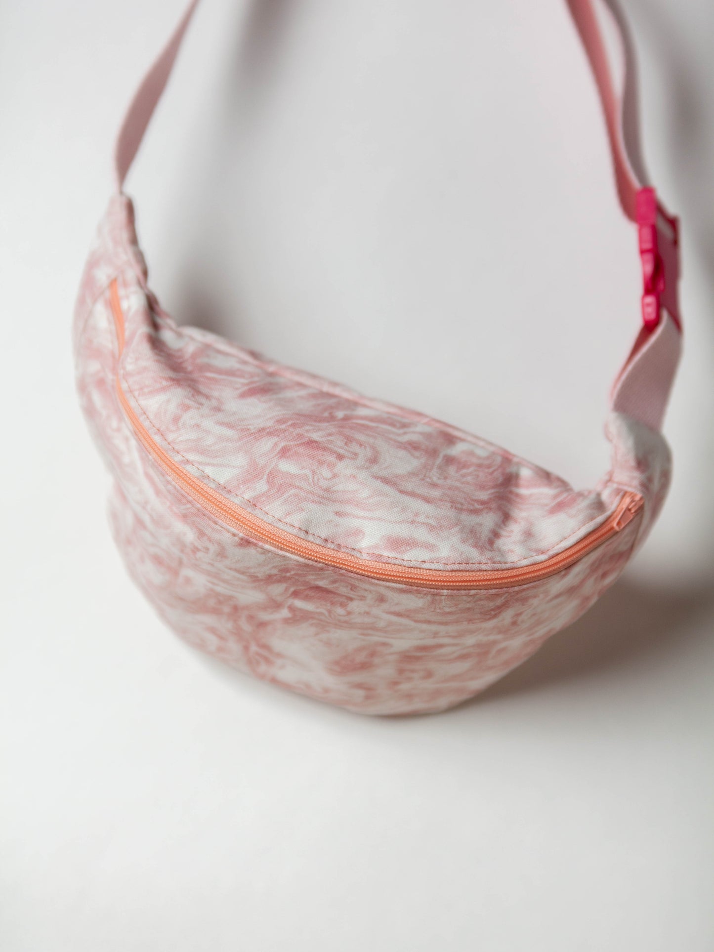 Sacoche banane marbre rose