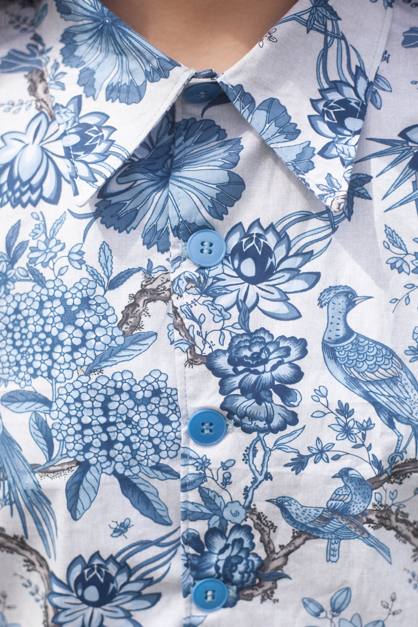 Chemisette courte motif végétal et oiseaux bleu