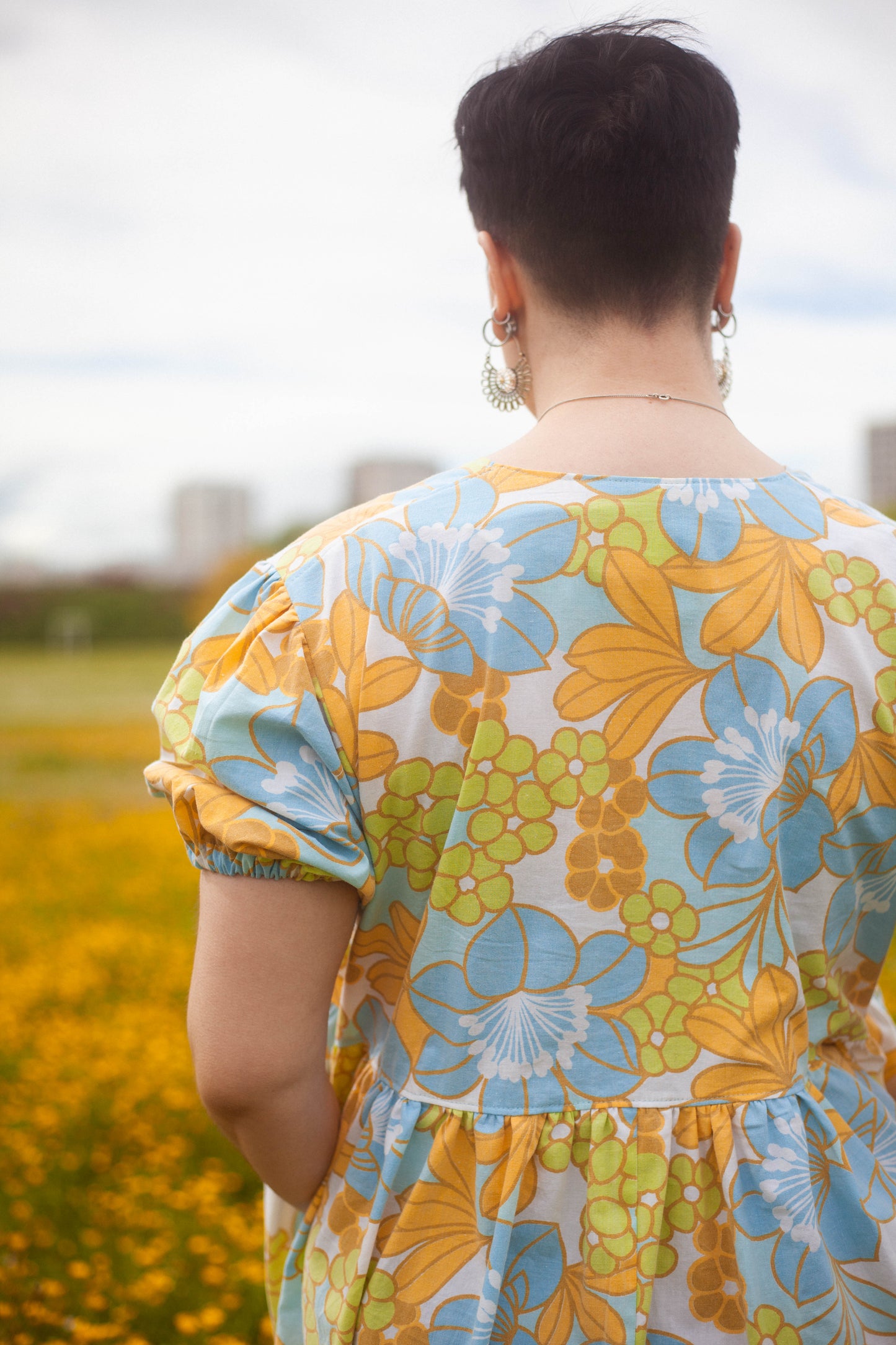 Robe courte à fleurs bleues, oranges et vertes