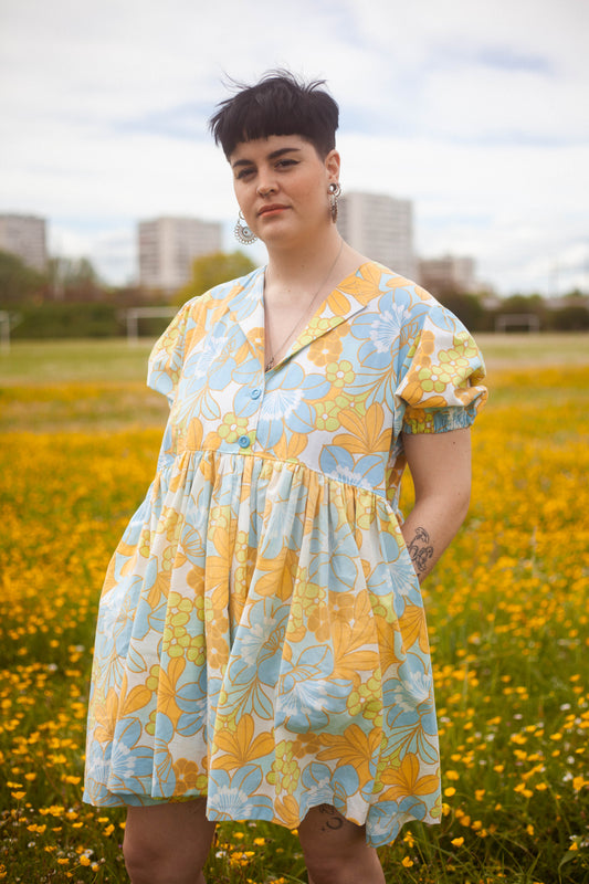 Robe courte à fleurs bleues, oranges et vertes