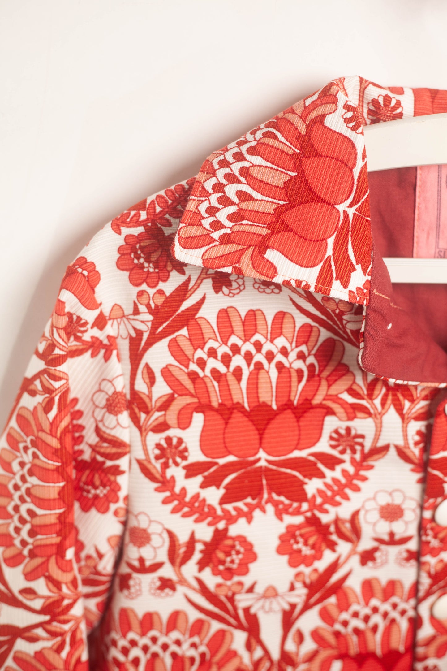 Veste tapisserie motif floral / art déco rouge et blanche