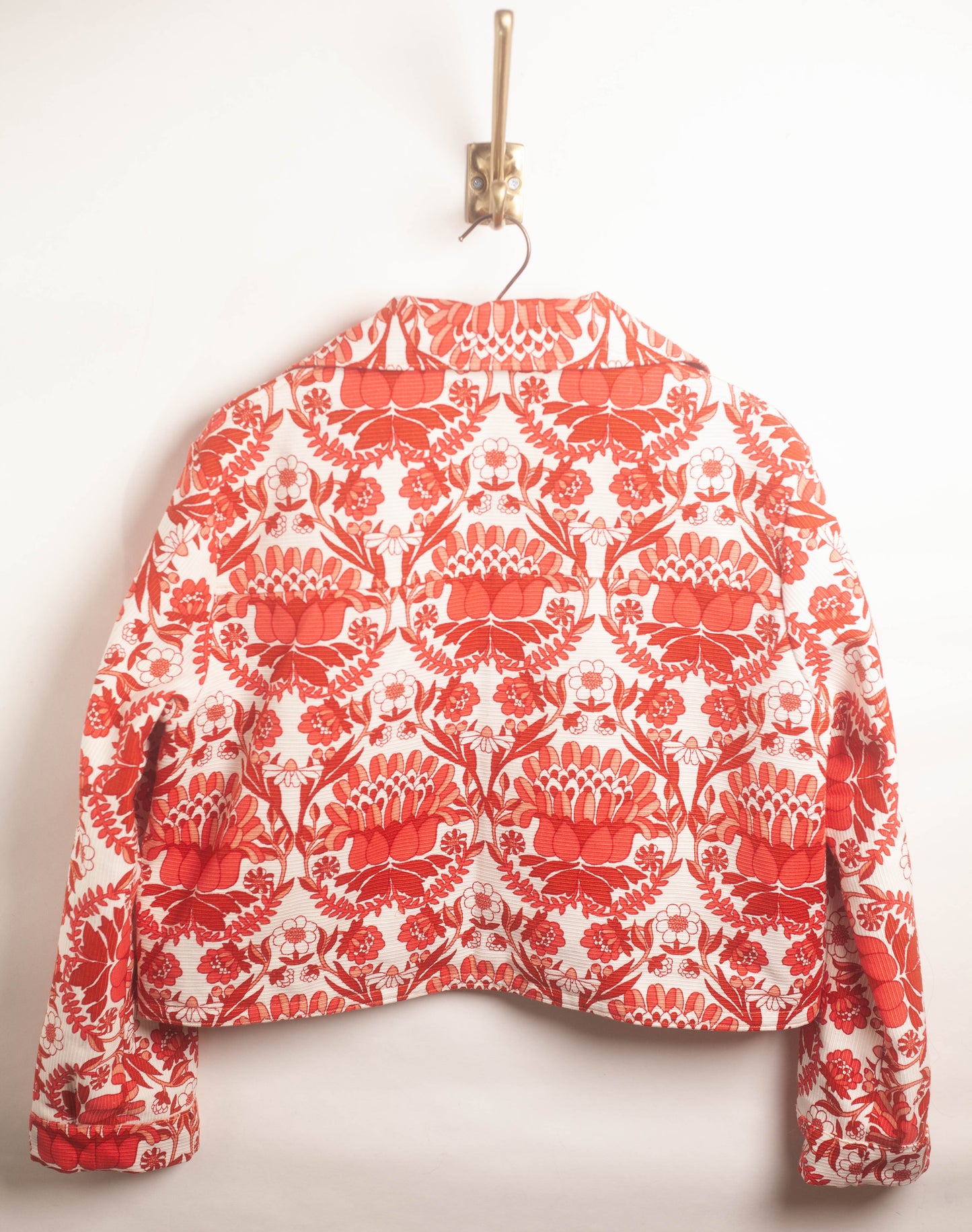 Veste tapisserie motif floral / art déco rouge et blanche