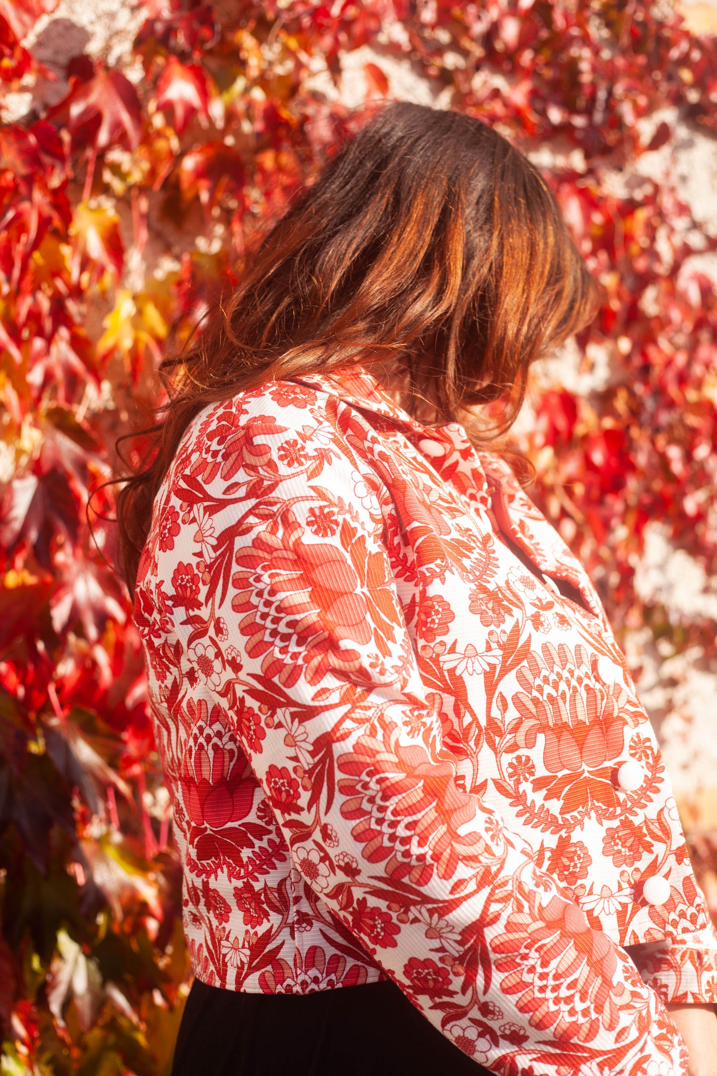 Veste tapisserie motif floral / art déco rouge et blanche