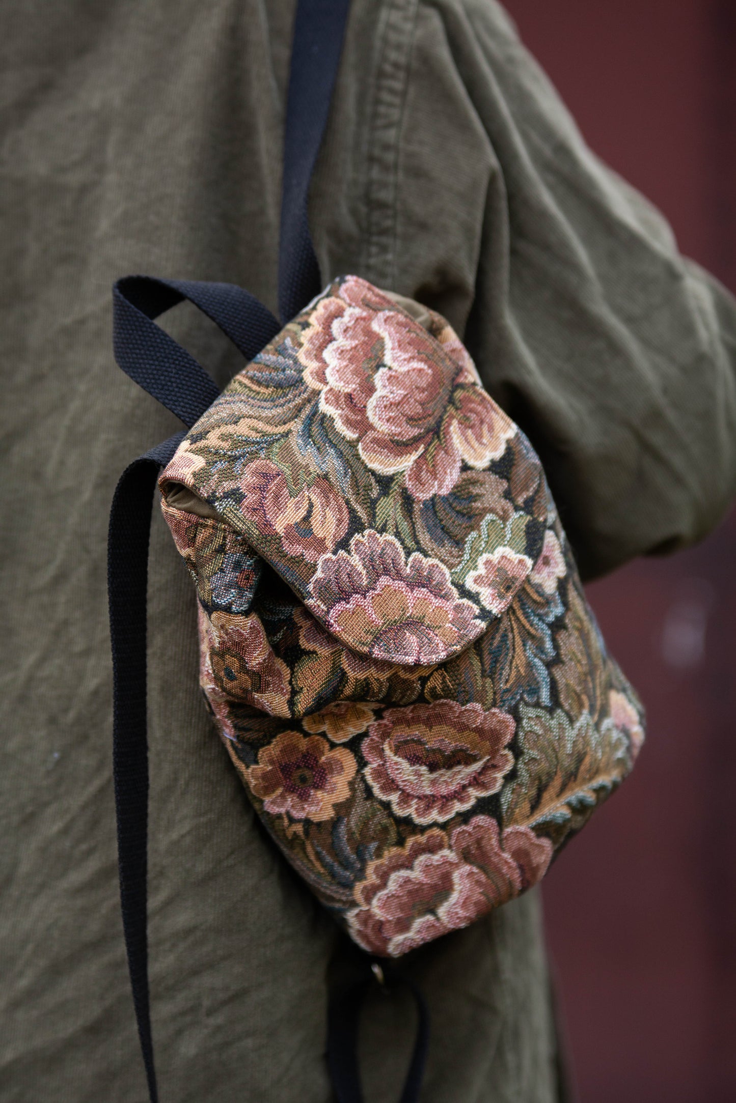 Petit sac à dos tapisserie à fleurs