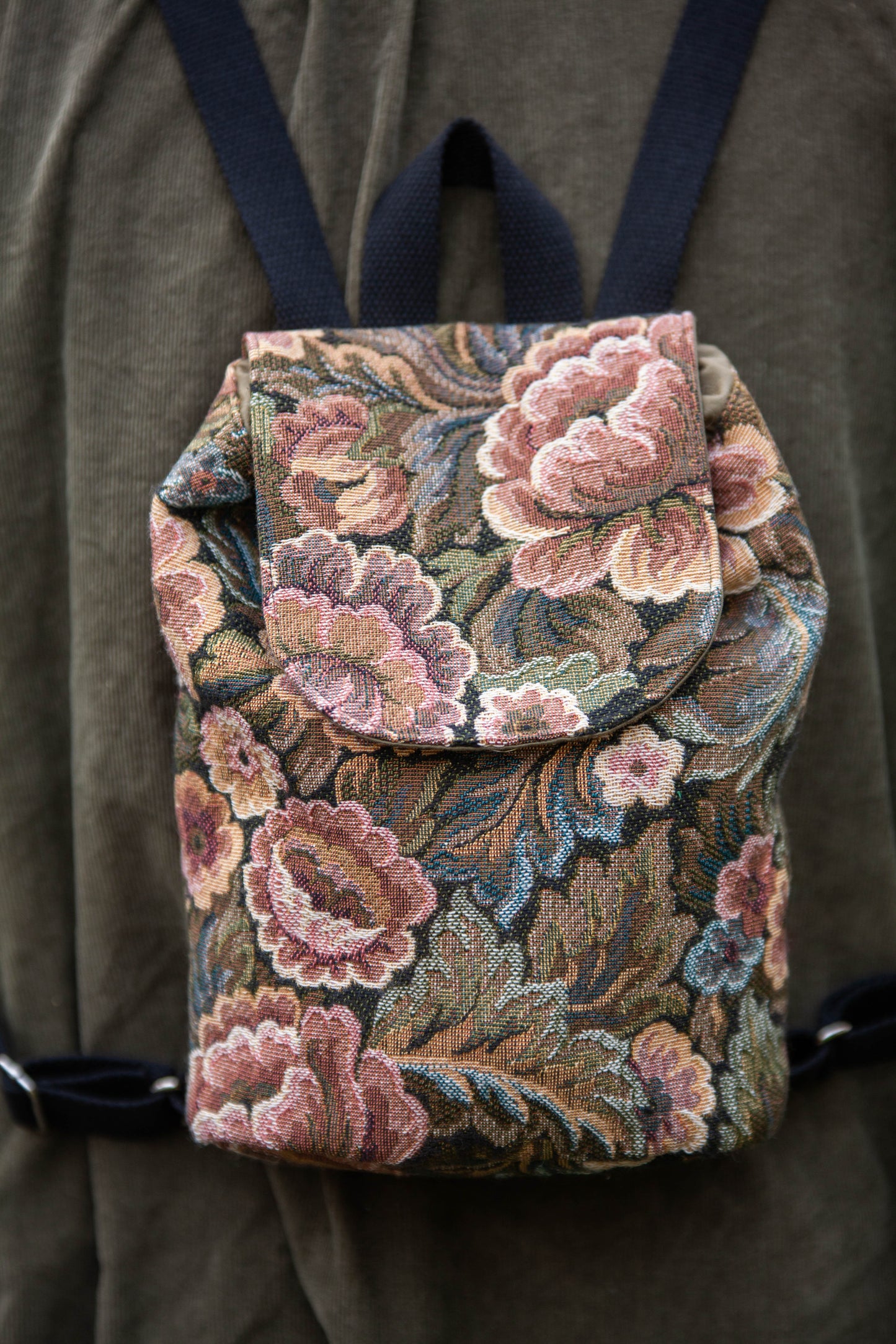 Petit sac à dos tapisserie à fleurs