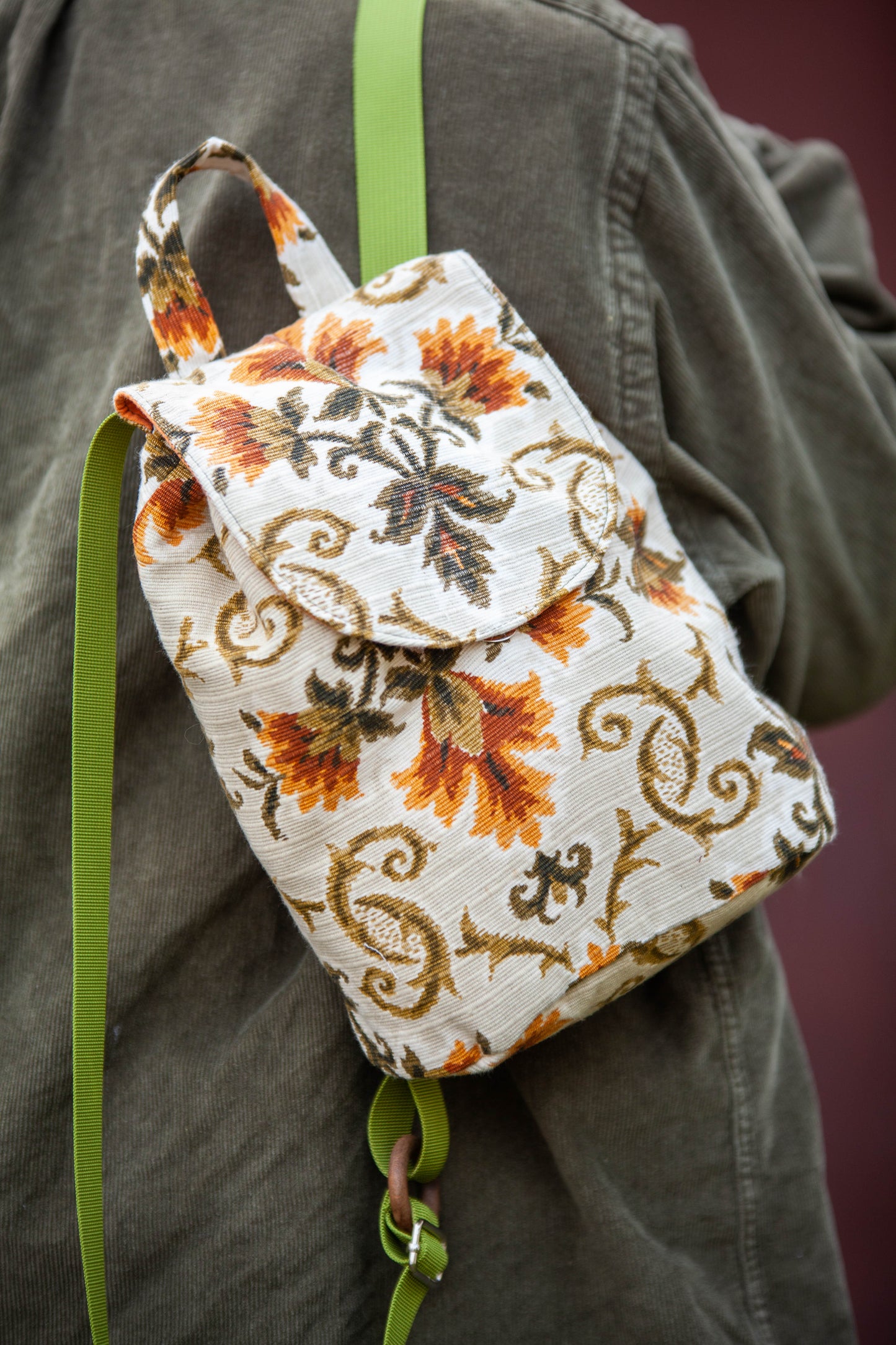 Petit sac à dos tapisserie à fleurs oranges